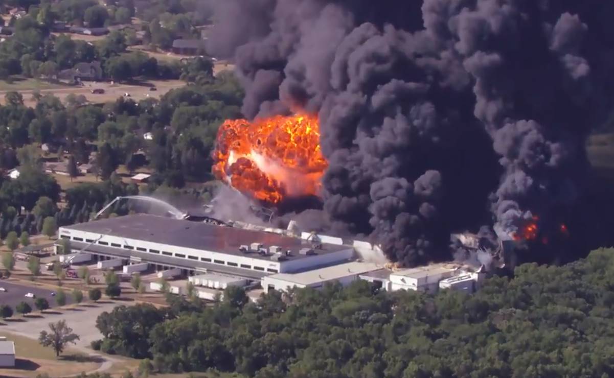 Captan en video explosión de planta química en Illinois, EU