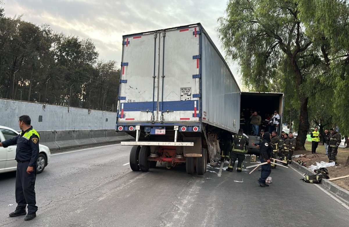 Se parte caja de tráiler cargado con 20 toneladas de latas de pollo en la Calzada Ignacio Zaragoza 