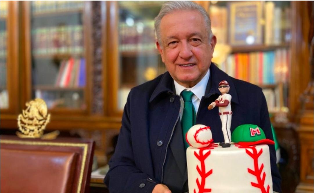 AMLO recibe pastel con figura de beisbolista parecido a "ya saben quién"