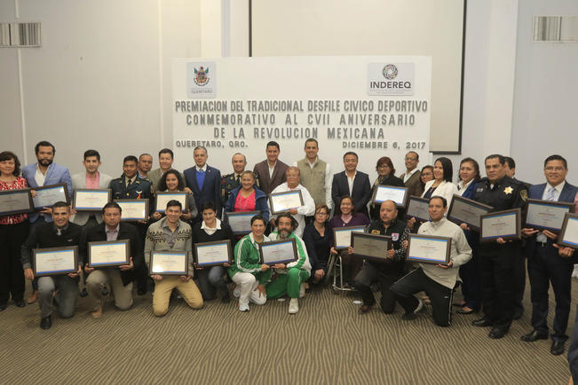 Premian a ganadores de desfile