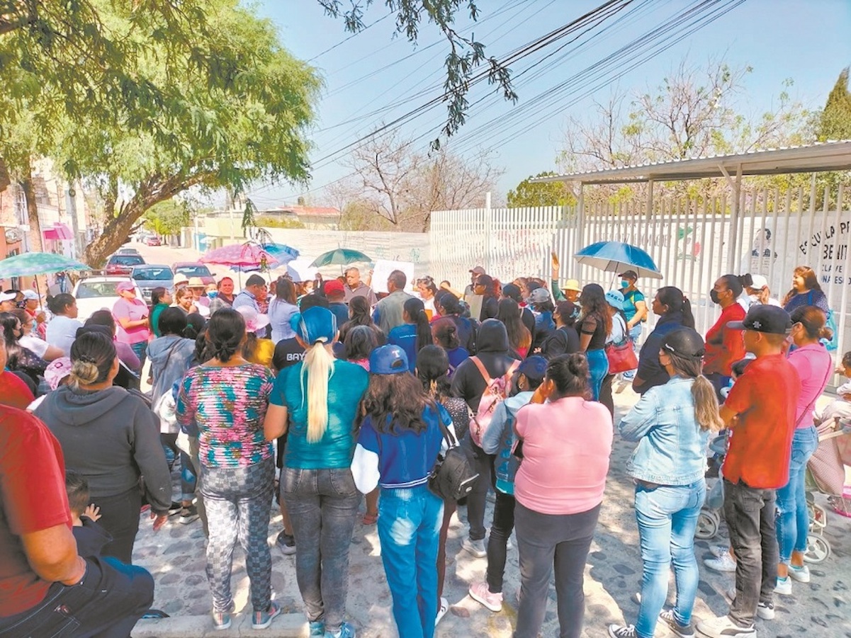 Padres protestan por abuso sexual en primaria de Querétaro 