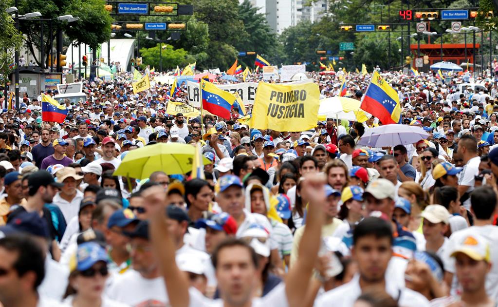 Oposición moviliza a miles de venezolanos en contra de Maduro 