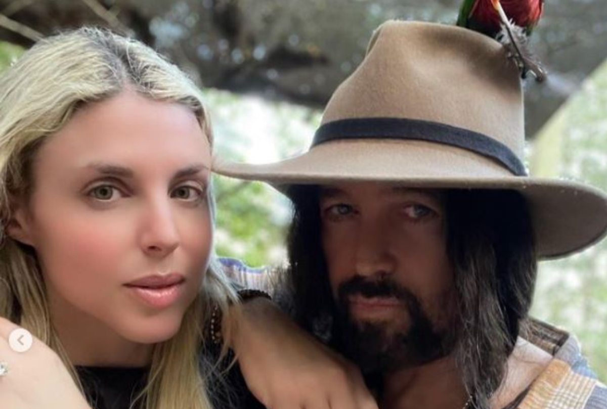 El papá de Miley Cyrus, de 61, confirma su compromiso de boda con cantante de veintitantos
