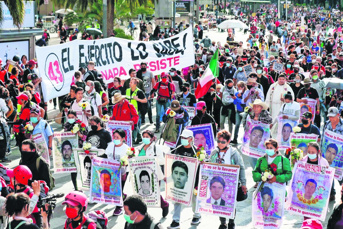 Caso Ayotzinapa: AMLO amaga con abrir nuevos expedientes contra más de 80 personas