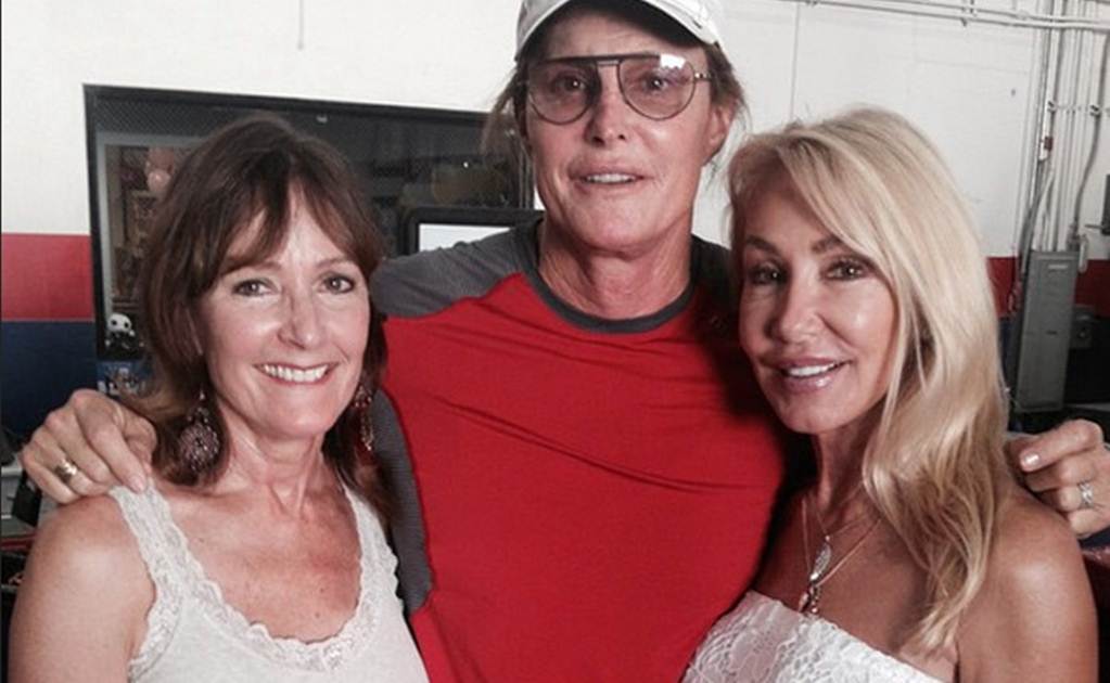 Bruce Jenner aparece junto a ex esposas