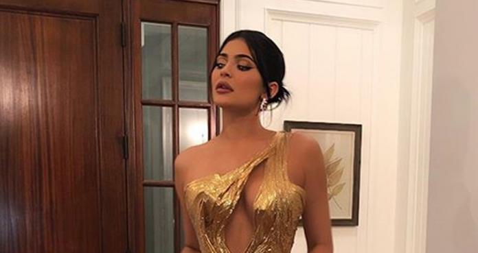 Kylie Jenner impacta con ‘vestido de oro’ en boda de Hailey y Justin Bieber