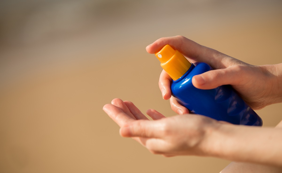 Retiran miles de botellas de protector solar por riesgo de cáncer