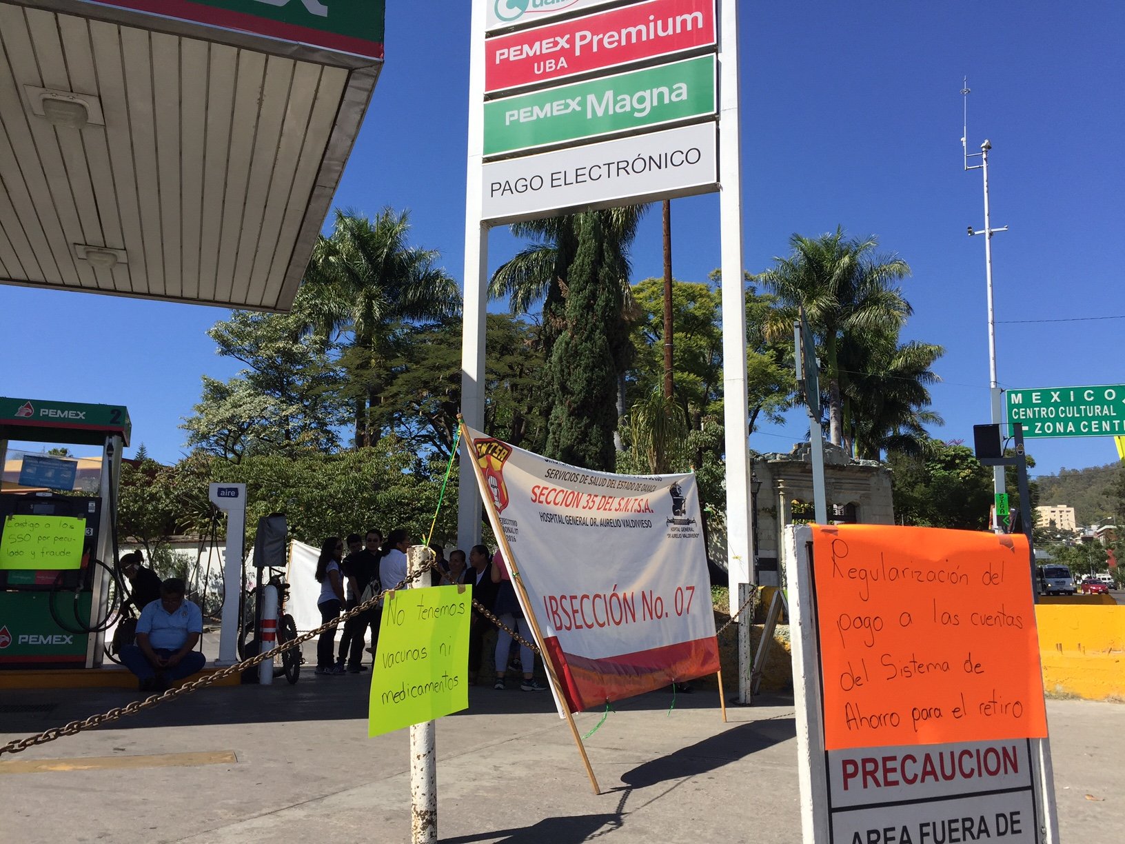 Ni en Día de Muertos cesan protestas en Oaxaca