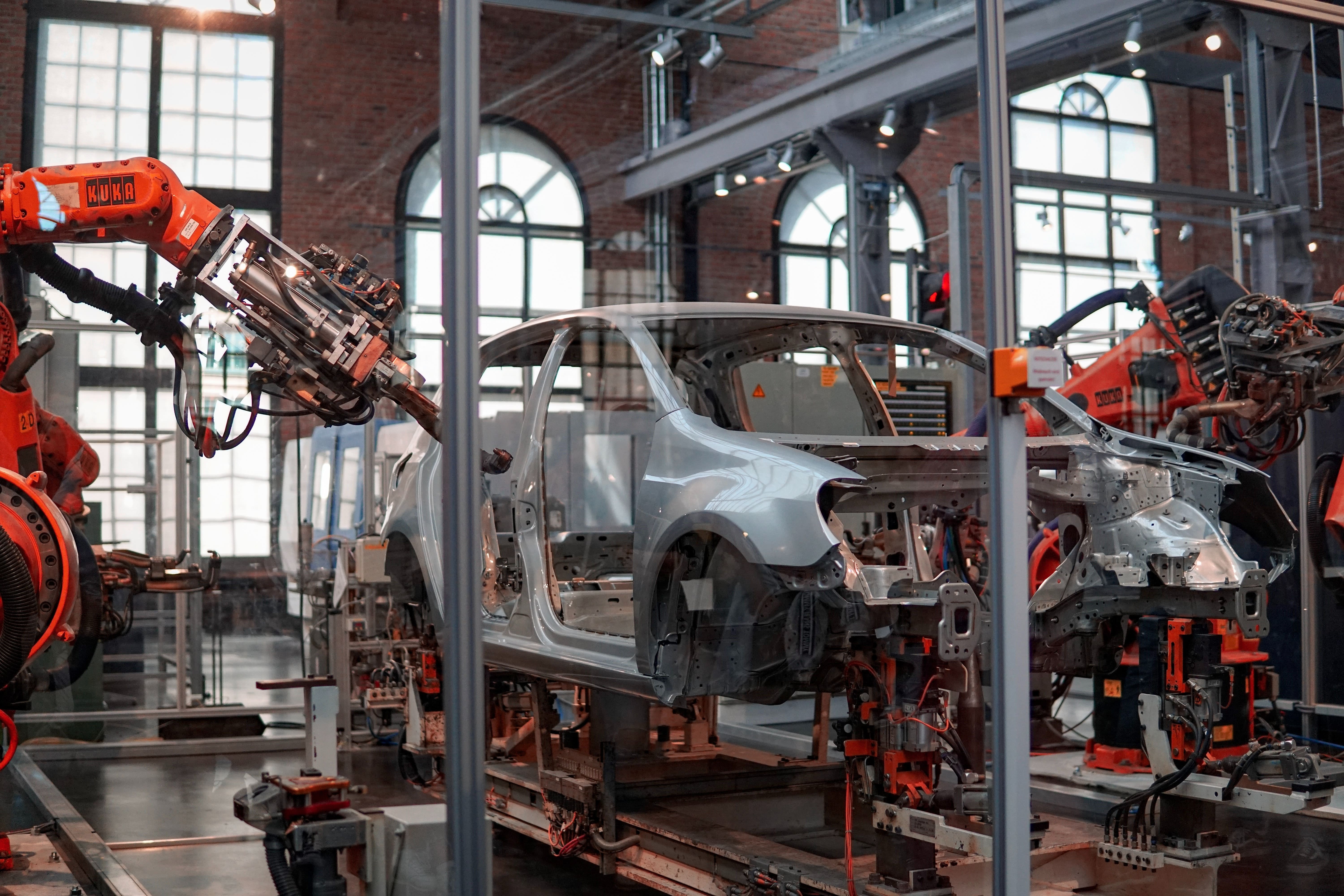 Fabricantes de autos paran producción por semiconductores