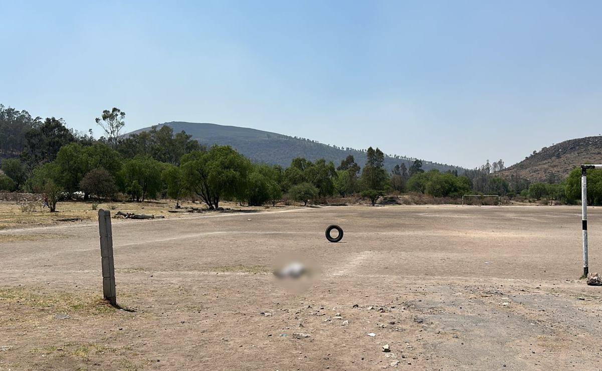 Por más de 9 horas, el cuerpo de una persona permaneció en un campo de fútbol llanero de Tlalnepantla