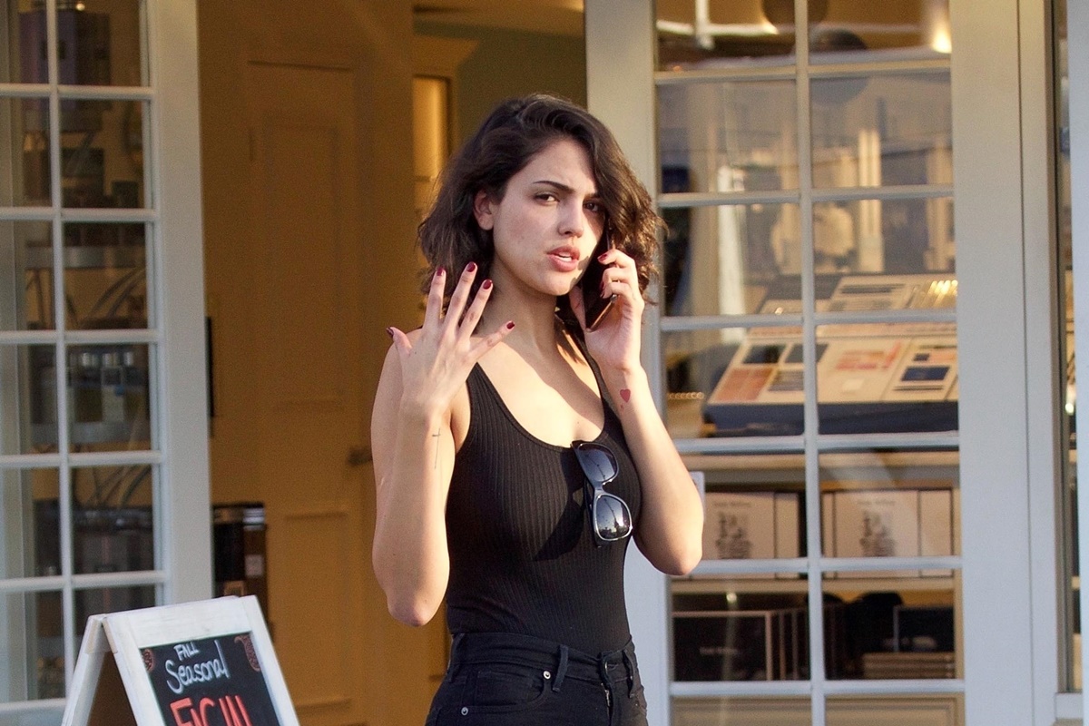 Eiza González presume silueta esbelta por Studio City con conjunto negro