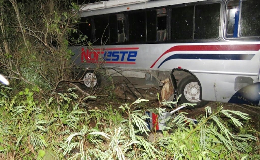 Choca auto compacto con autobús de pasajeros en Yucatán; hay 6 muertos 