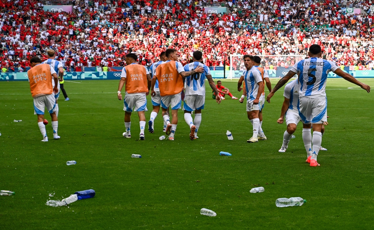 Argentina cae en un final surrealista en debut de Juegos Olímpicos; Messi se queja