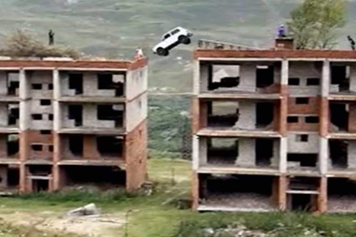 Hombre cae de una altura de 15 metros al querer saltar de un edificio a otro con su auto
