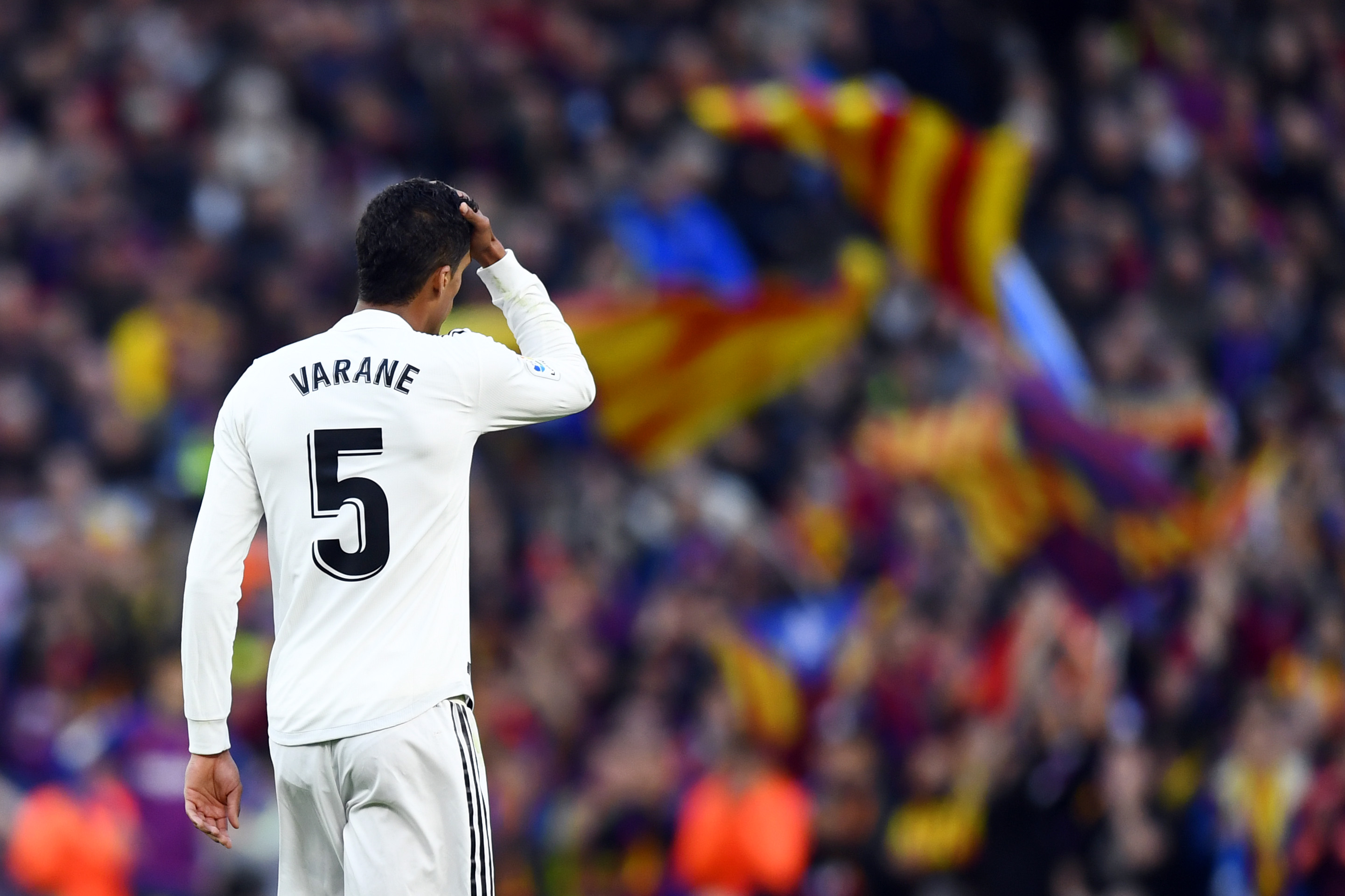 Raphael Varane será baja del Real Madrid por lesión