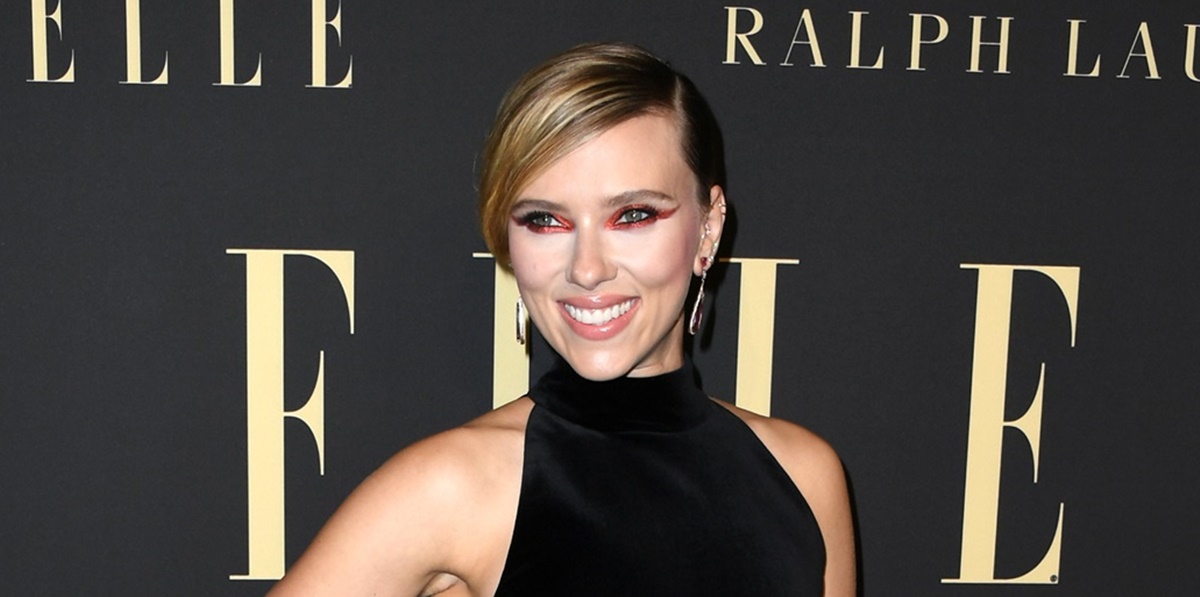 Scarlett Johansson delinea su silueta con vestido negro en Beverly Hills