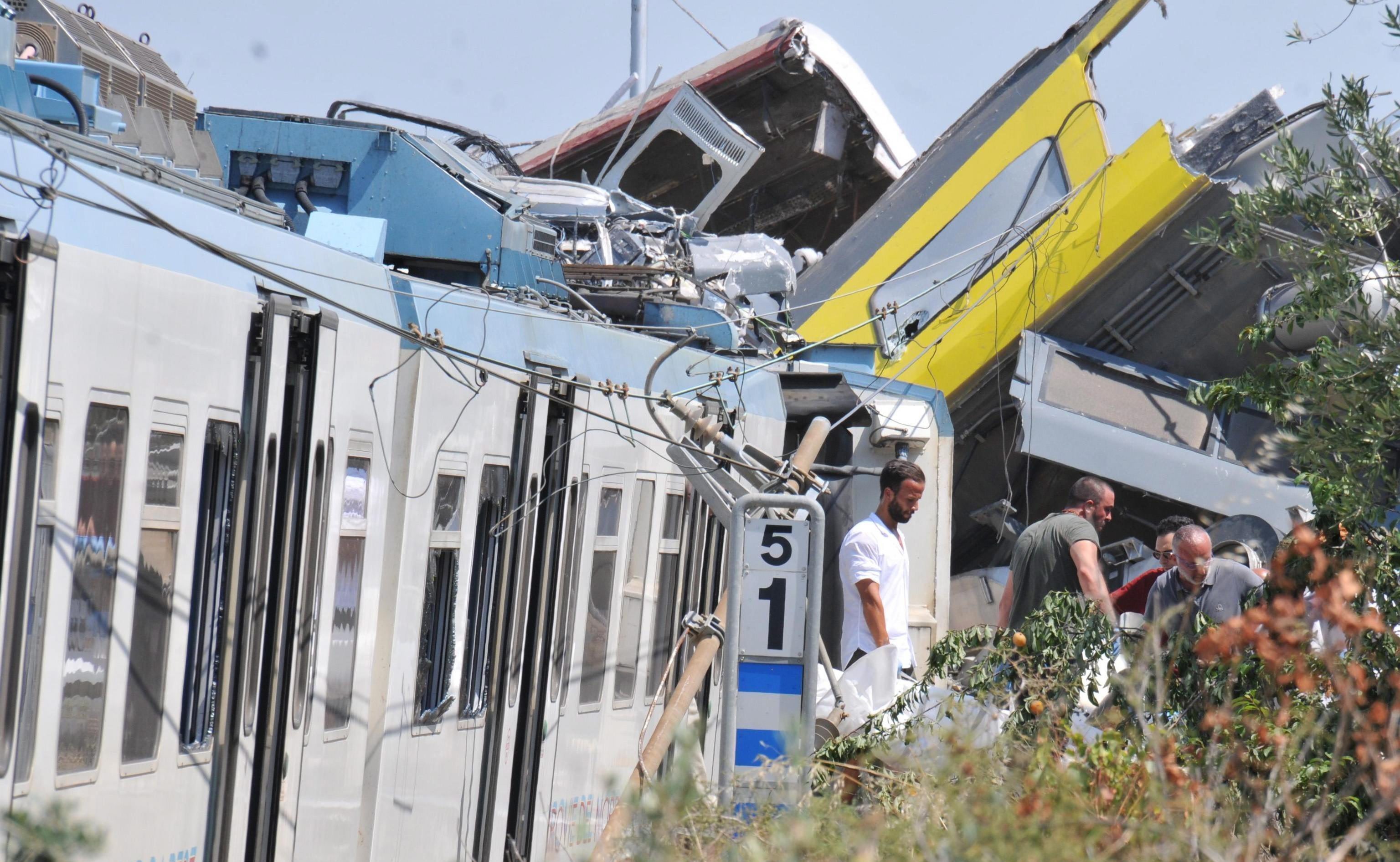 Suman 25 muertos por choque de trenes en Italia