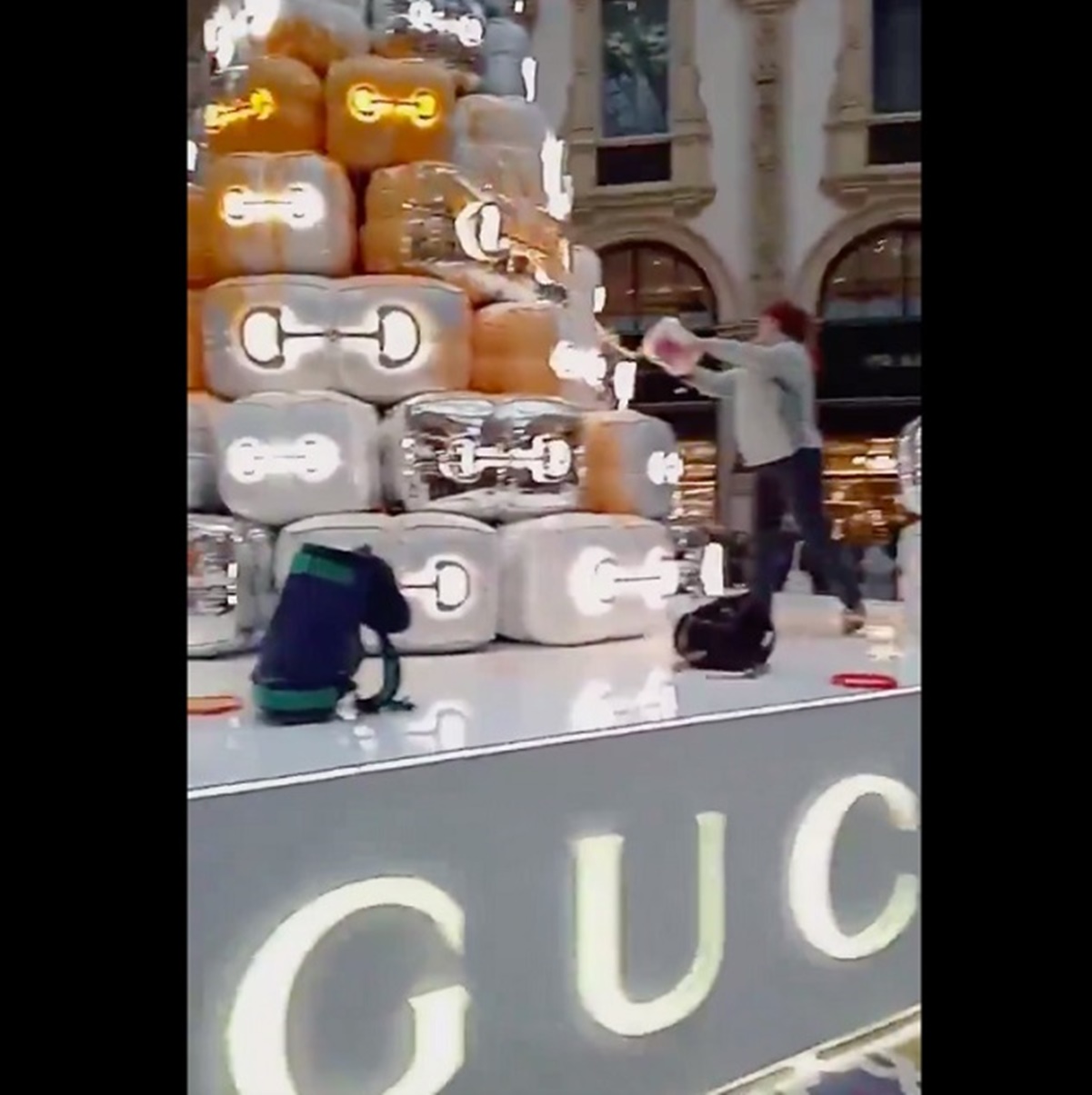 VIDEO: Activistas climáticos arrojan pintura naranja al árbol de Navidad de Gucci en Milán