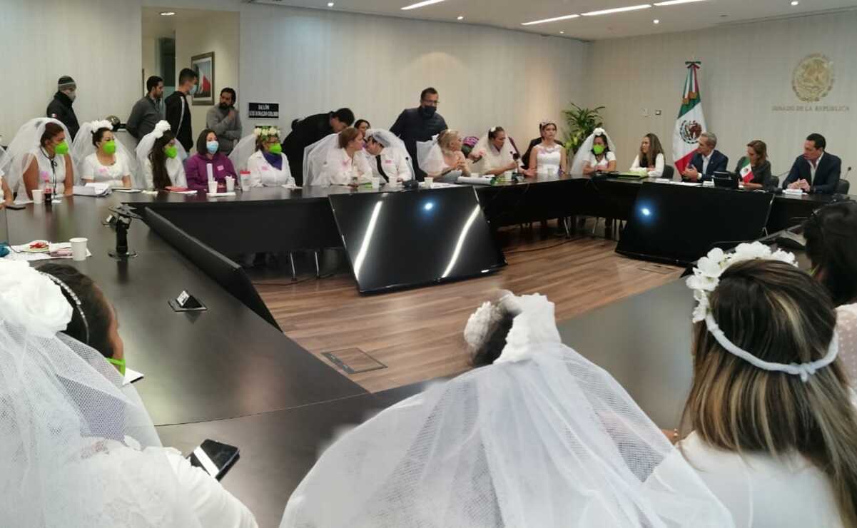 Vestidas de novias, víctimas de violencia vicaria presentan al Senado propuesta para combatir impunidad 