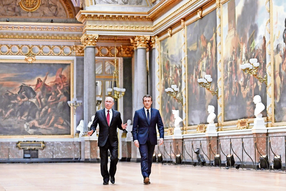 Macron y Putin se miden en Versalles