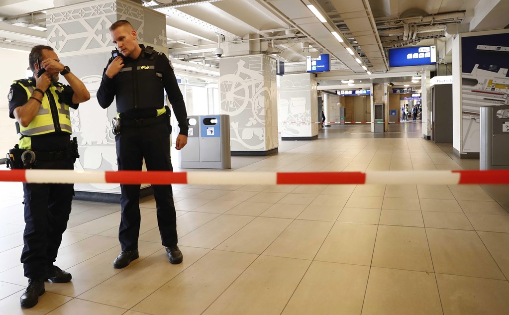 Ataque con cuchillo en metro de Ámsterdam deja 2 heridos