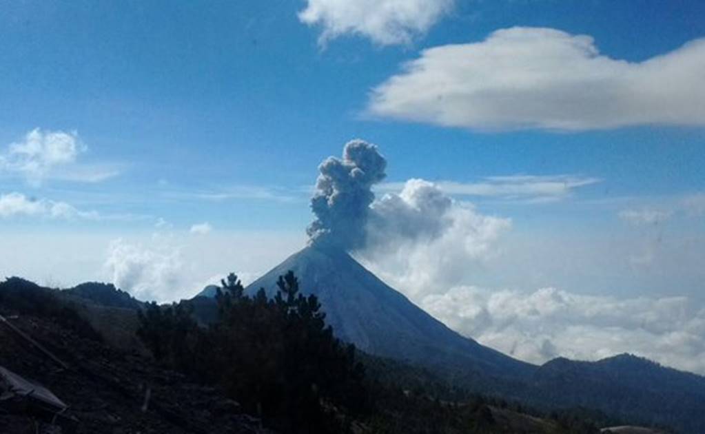 Volcán de Colima emite 2 grandes exhalaciones