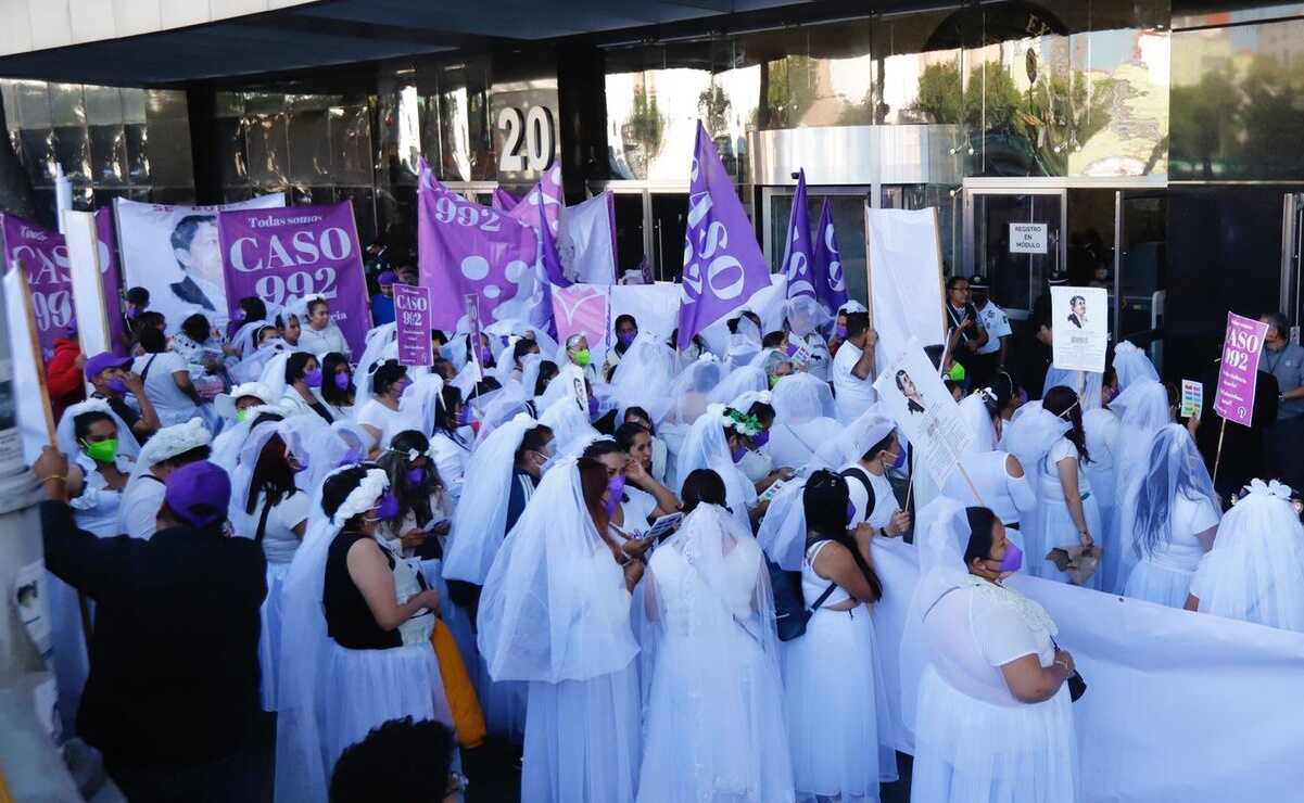 Mujeres vestidas de novias se manifiestan en la FGR por violencia vicaria 