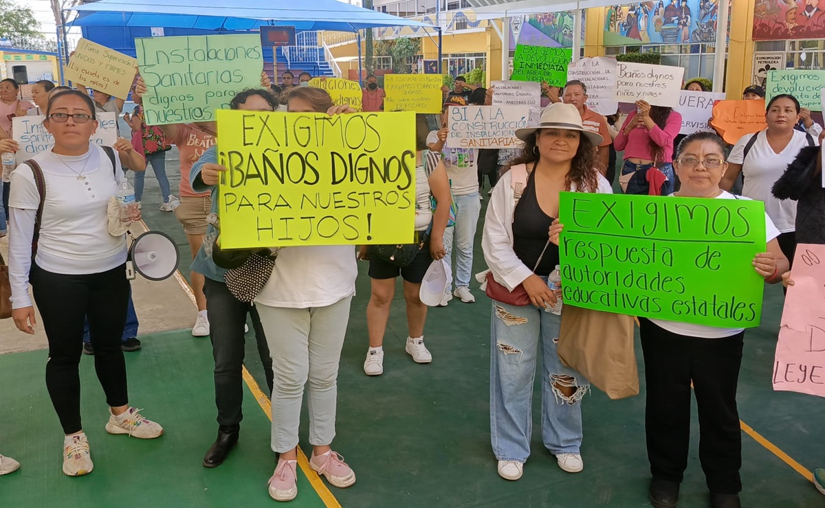 Padres de familia bloquean Av. Lomas Verdes; exigen baños dignos en escuela "Leyes de Reforma"
