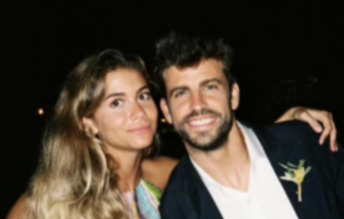 Clara Chía en actitud cómplice con la familia de Gerard Piqué