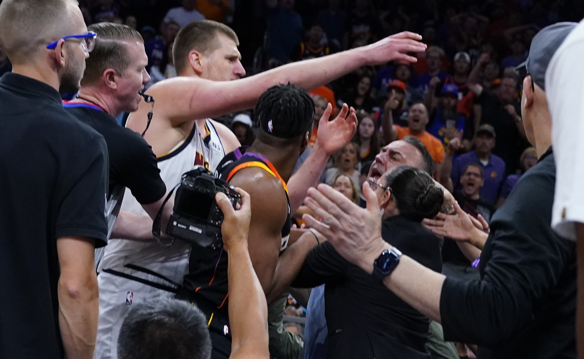 Nikola Jokic fue multado por empujar al dueño de los Suns pero estará presente en el juego 5