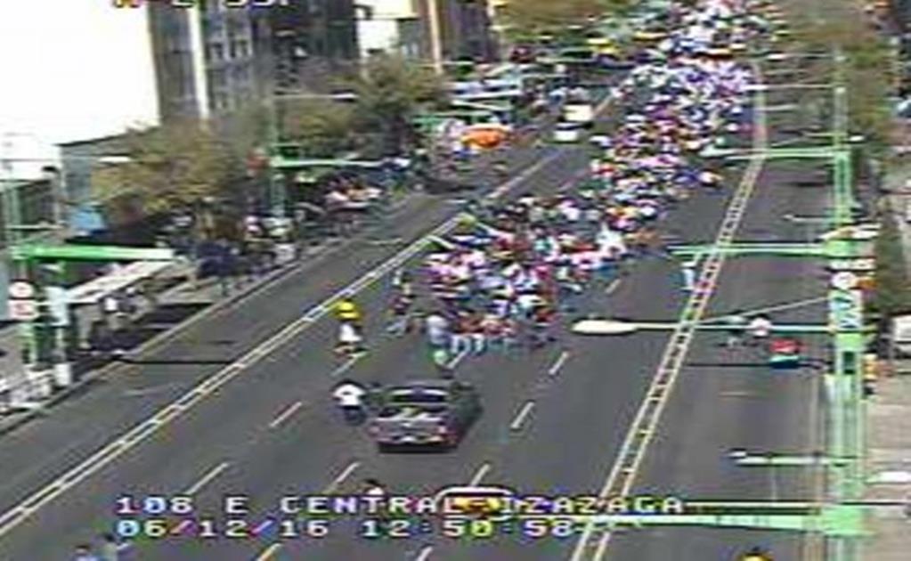 Manifestantes complican tránsito en Eje Central 