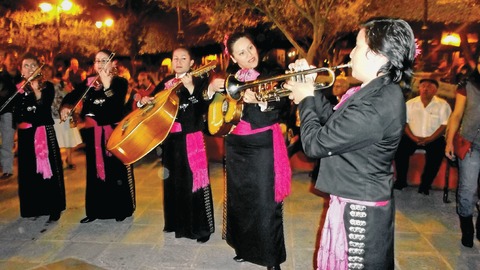 Serenata mexicana en Plaza de armas