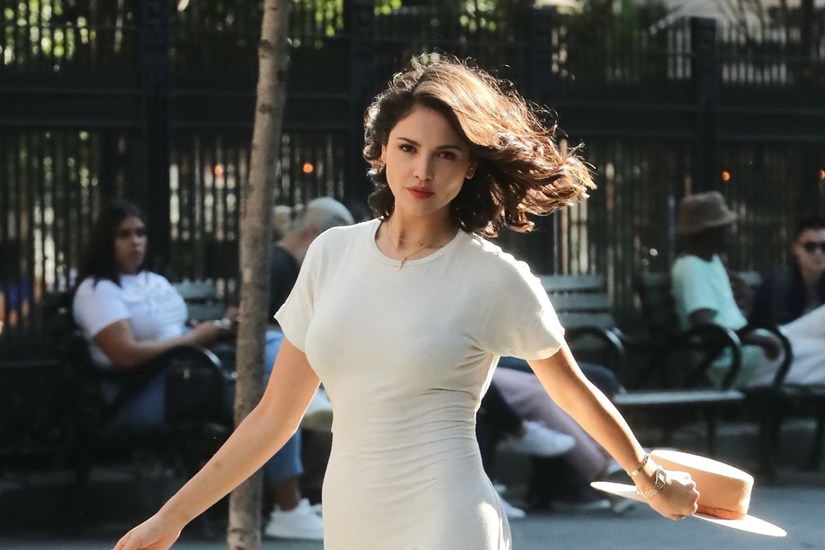 Eiza González luce piernas tonificadas con minivestido ‘animal print’