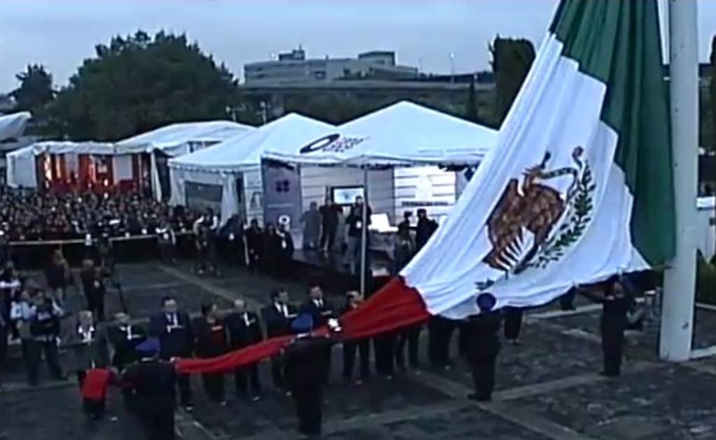 INE realiza ceremonia de izamiento de Bandera