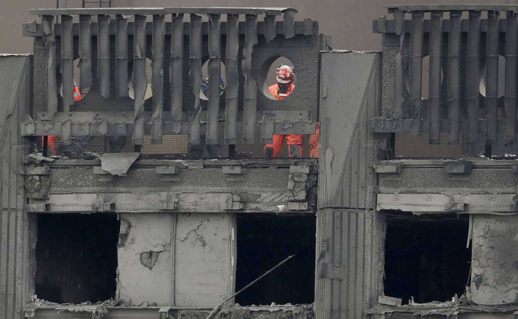 Sube a 30 los muertos por incendio en edificio de Londres