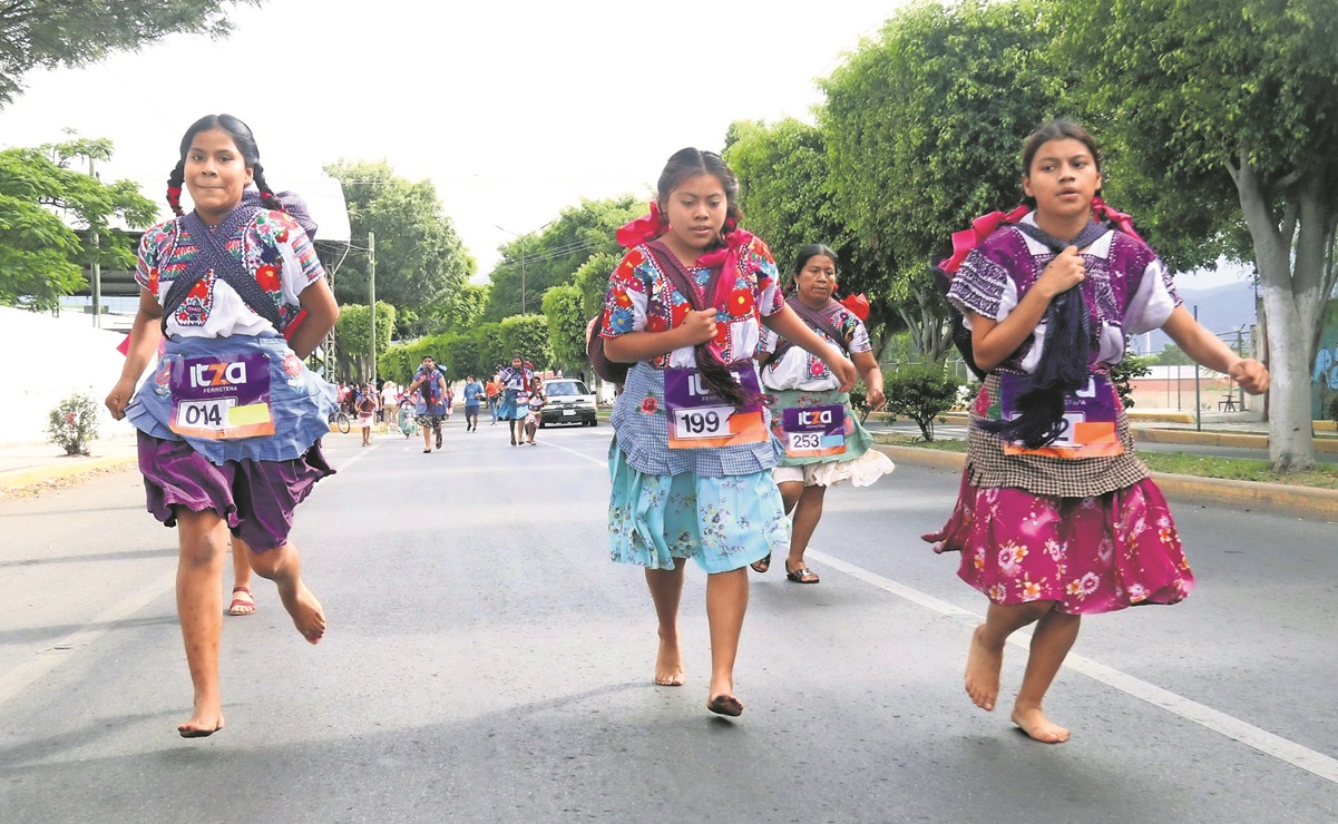 Regresa Carrera de la Tortilla: mujeres corren con vestimenta típica