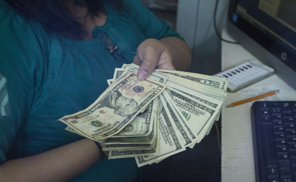 Precio del dólar: moneda abre en 16.96 pesos al mayoreo