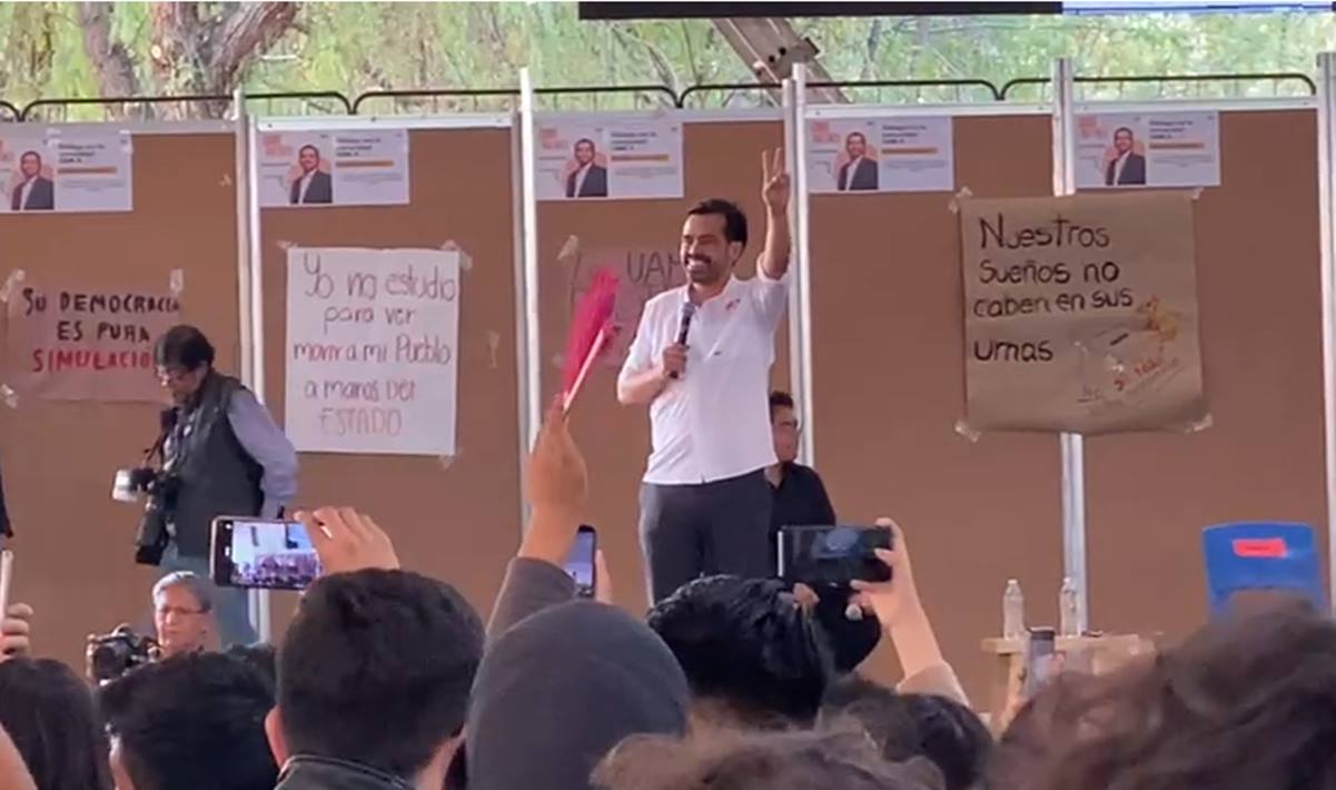 En medio de abucheos, Álvarez Máynez llega a la UAM- Xochimilco; “No me voy a ir”, afirma