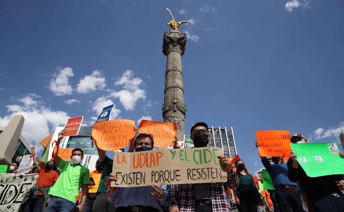 “Más educación menos corrupción”: estudiantes del CIDE y UDLAP protestan sobre Paseo de la Reforma 