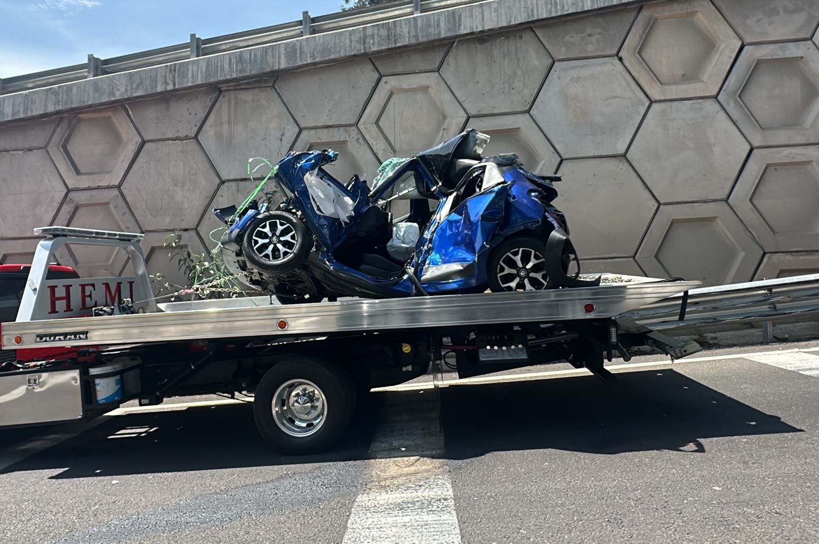 Accidente en la carretera México-Toluca entre camión de carga y vehículo particular deja tres personas lesionadas