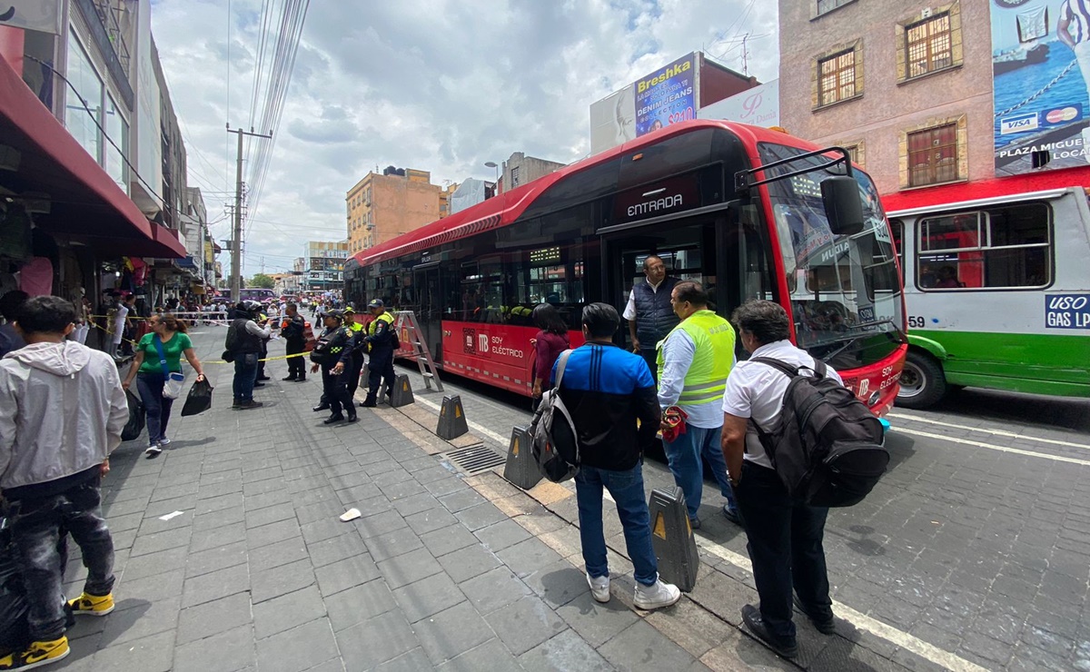 Mujer muere al ser arrollada por Metrobús en avenida Miguel Alemán de la CDMX