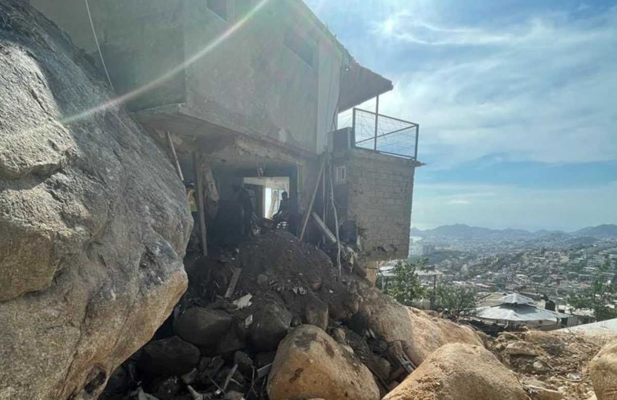 Roca de 50 toneladas aplastó casa tras paso de “Otis” en Acapulco; recuperan  cuerpos de una familia  