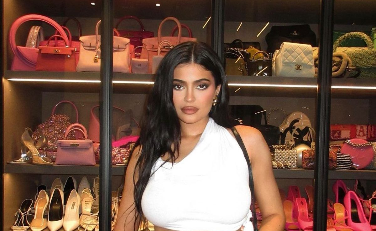 Kylie Jenner hipnotiza con vestido de escote profundo