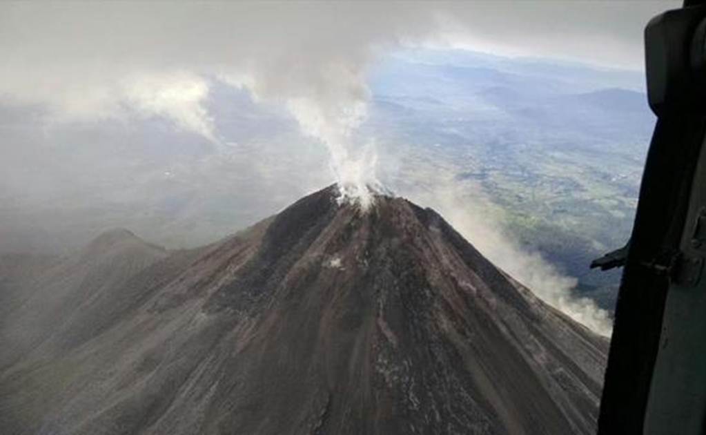 Realizan sobrevuelo en el Volcán de Colima