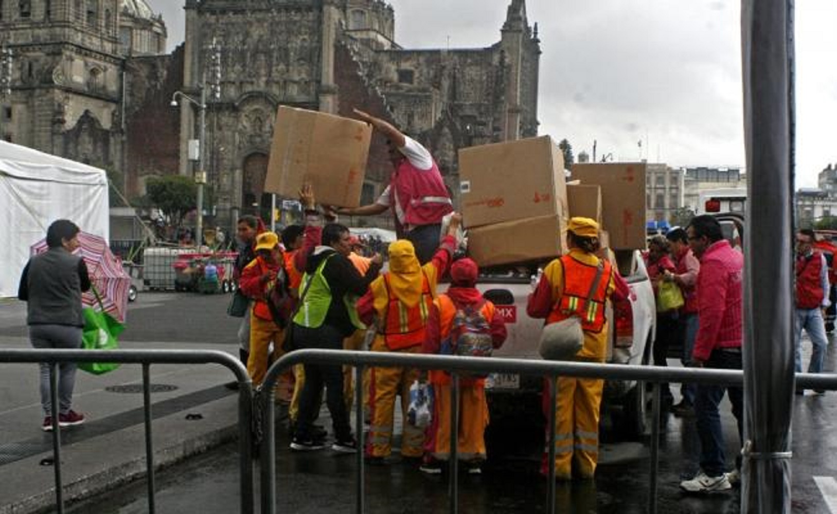 ​Sale del Zócalo caravana con mil 426 tons de víveres