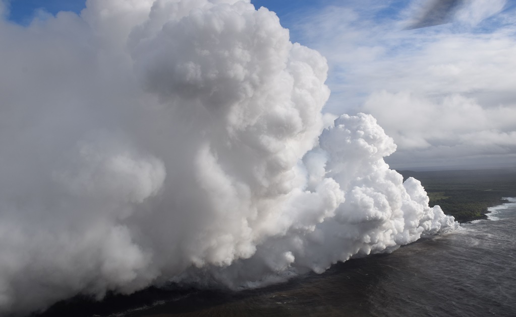 Lava de volcán Kilauea llega al océano y genera nubes de ácido