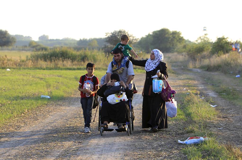 Hungría tiende valla alambrada en frontera con Serbia