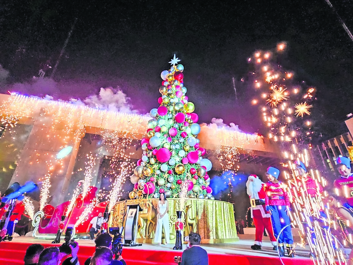 Encienden el  árbol de Navidad en Cuauhtémoc