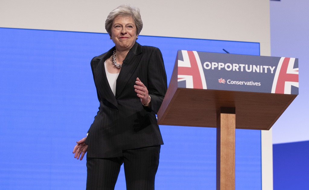 Theresa May sorprende al bailar “Dancing Queen” en Congreso Conservador