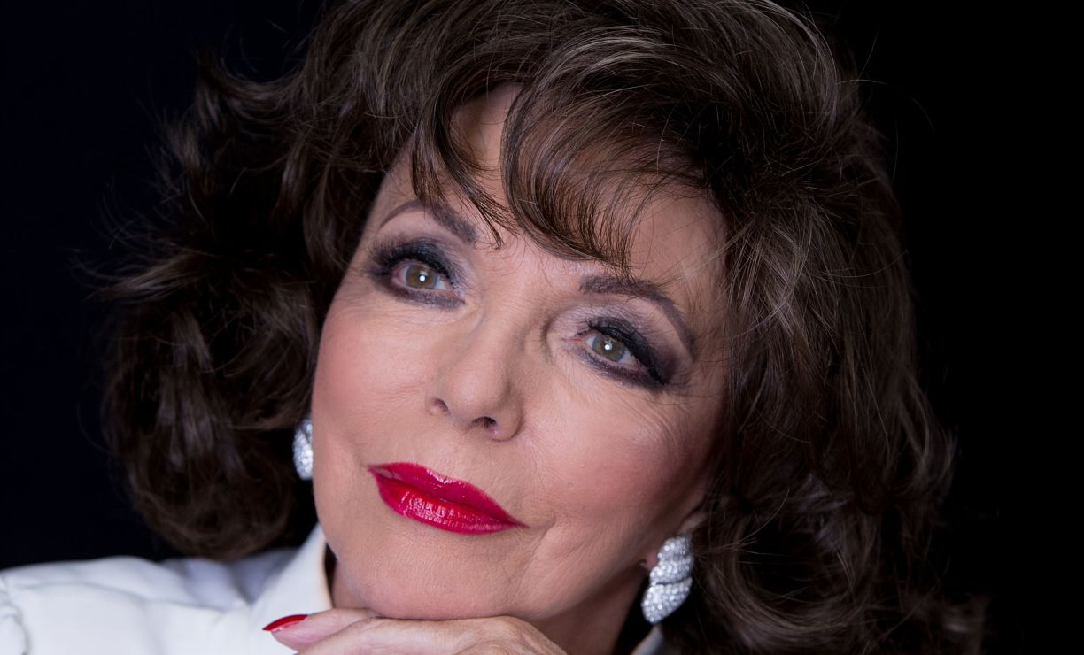 La legendaria Joan Collins, de 89 años, feliz en la playa con su esposo de 58